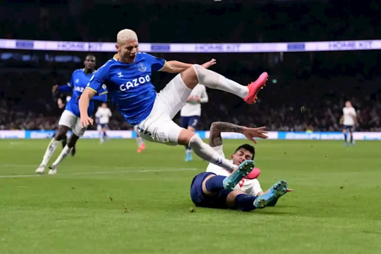 El divertido saludo entre Richarlison y Cuti Romero y la reacción de sus compañeros del Tottenham