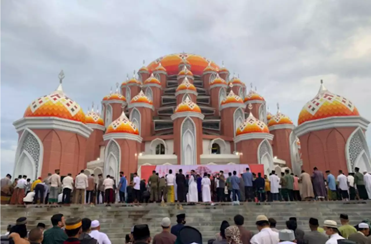 Ratusan Warga Salat Idul Adha di Masjid 99 Kubah