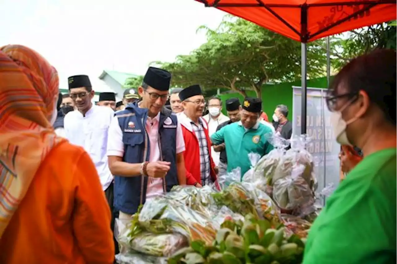 Sandiaga dan Warga Cakung Panen Ratusan Kilogram Ikan Lele