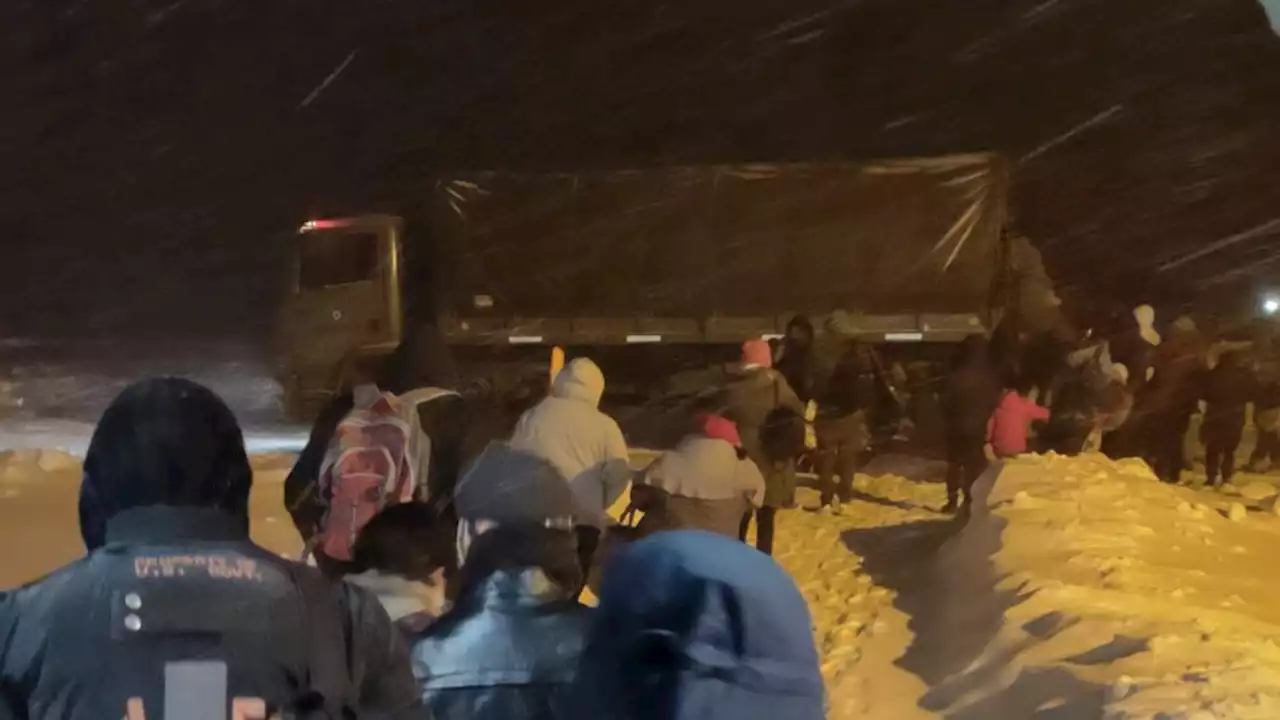 Más de 400 personas varadas en la frontera con Chile por un temporal de nieve