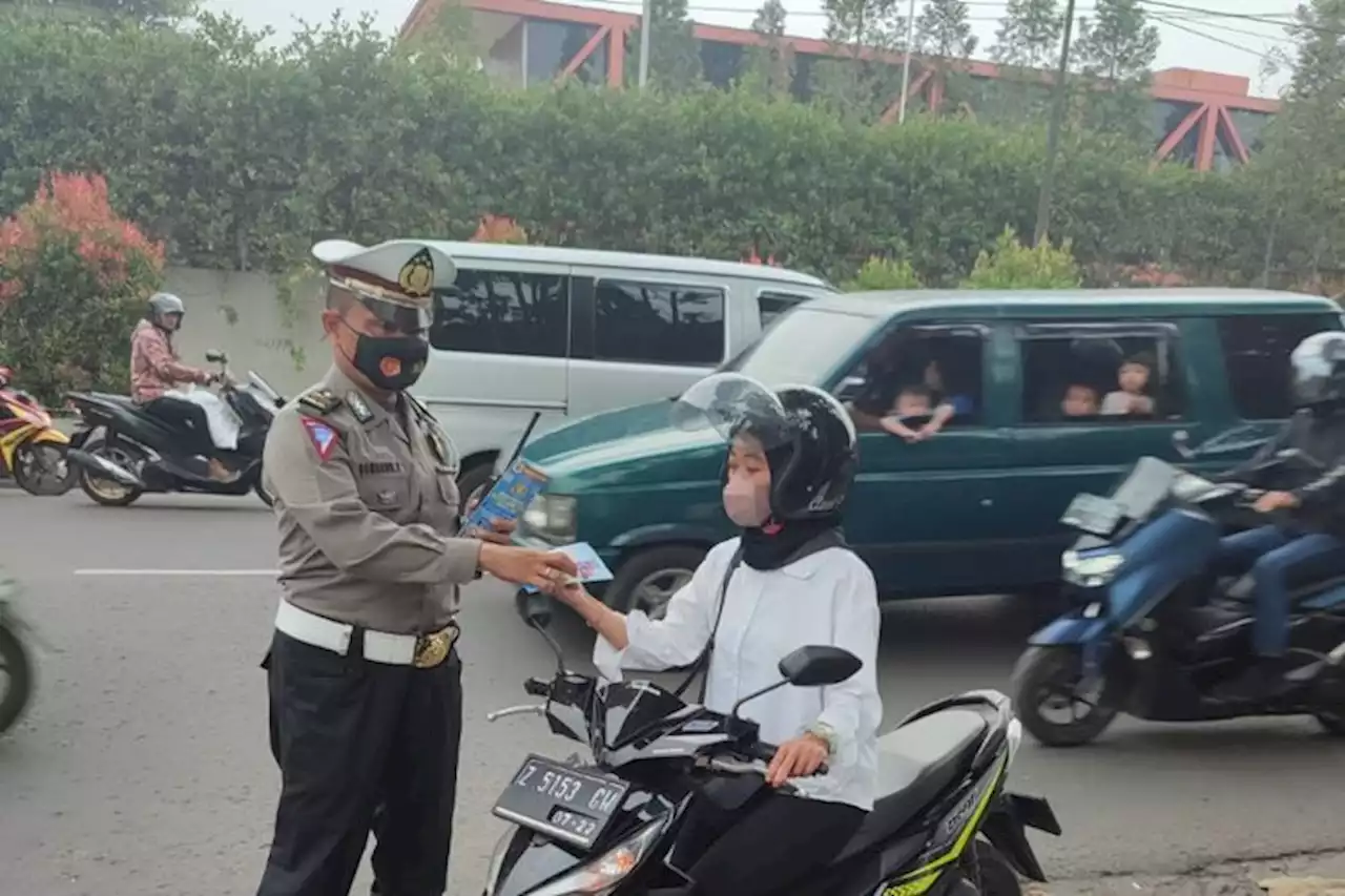 Polisi Tilang Pemotor yang Stut Motor Mogok, Polda Metro Jaya: Seharusnya Malah Ditolong - Pikiran-Rakyat.com