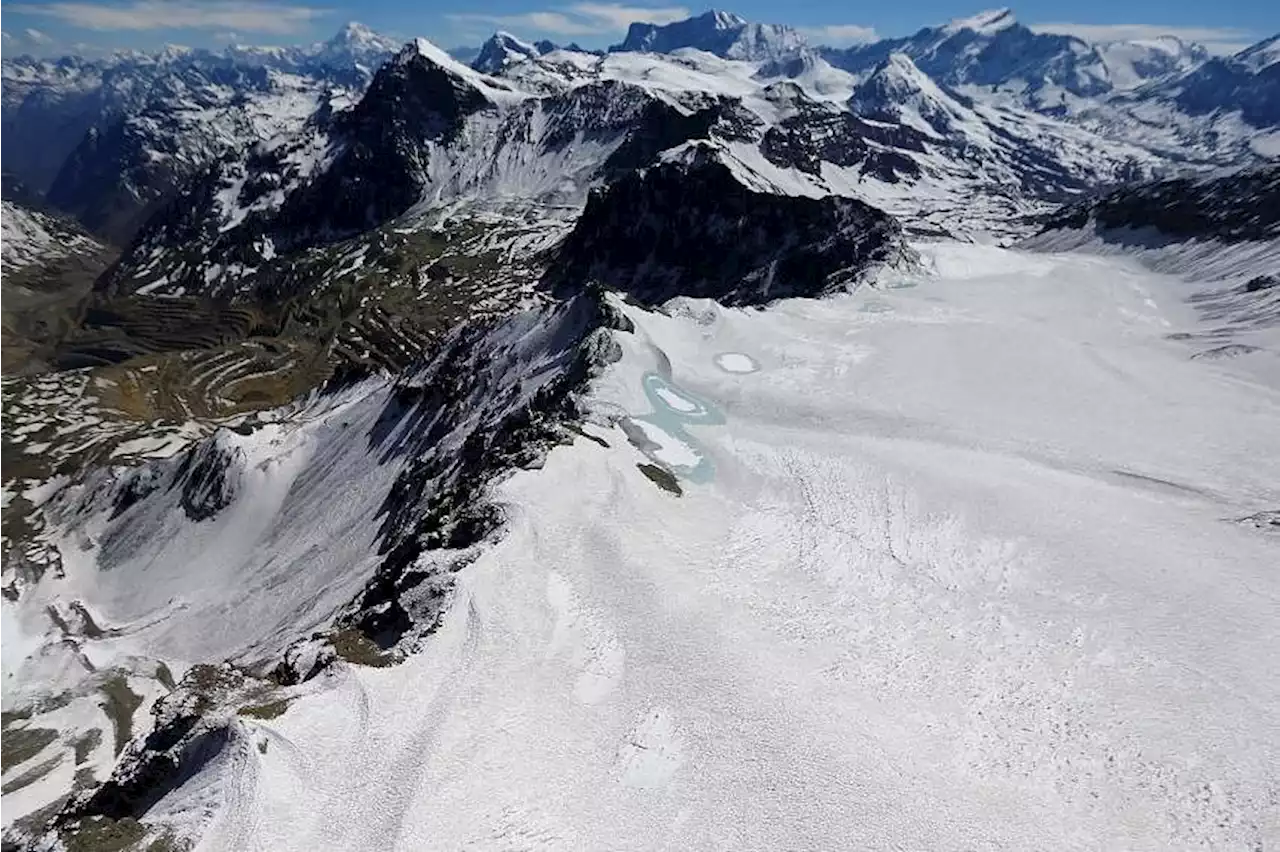 Blizzard strands 200, prompts evacuations in Argentina Andes