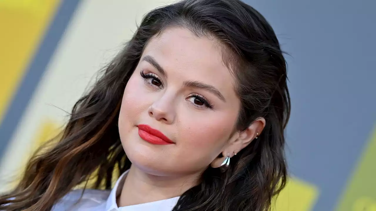 Selena Gomez Had the Perfect Purse for Her Chic Parisian ‘Fit