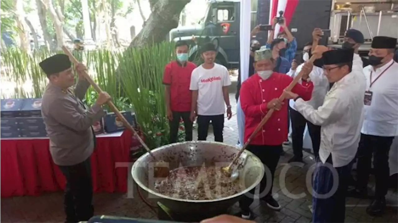 Kapolda Metro Jaya dan Menparekraf Sandiaga Uno Masak Rendang Daging Kurban untuk UMKM