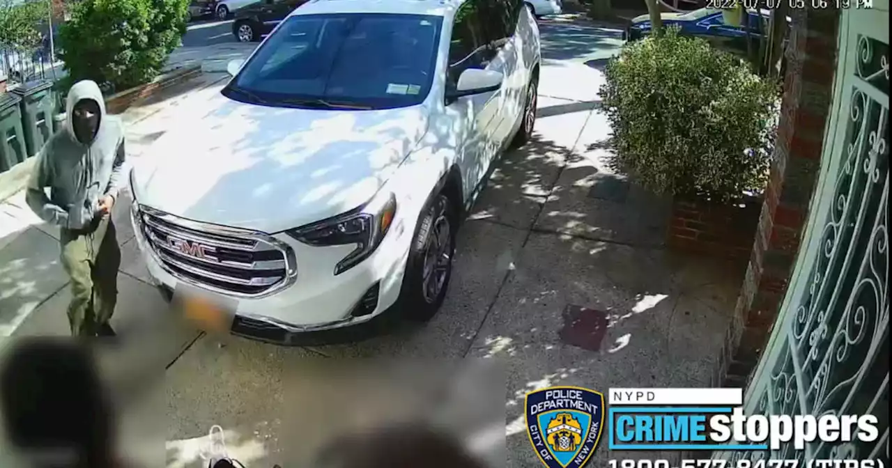 Caught on camera: Suspect steals car keys out of man's hand in Brooklyn driveway, takes off in SUV