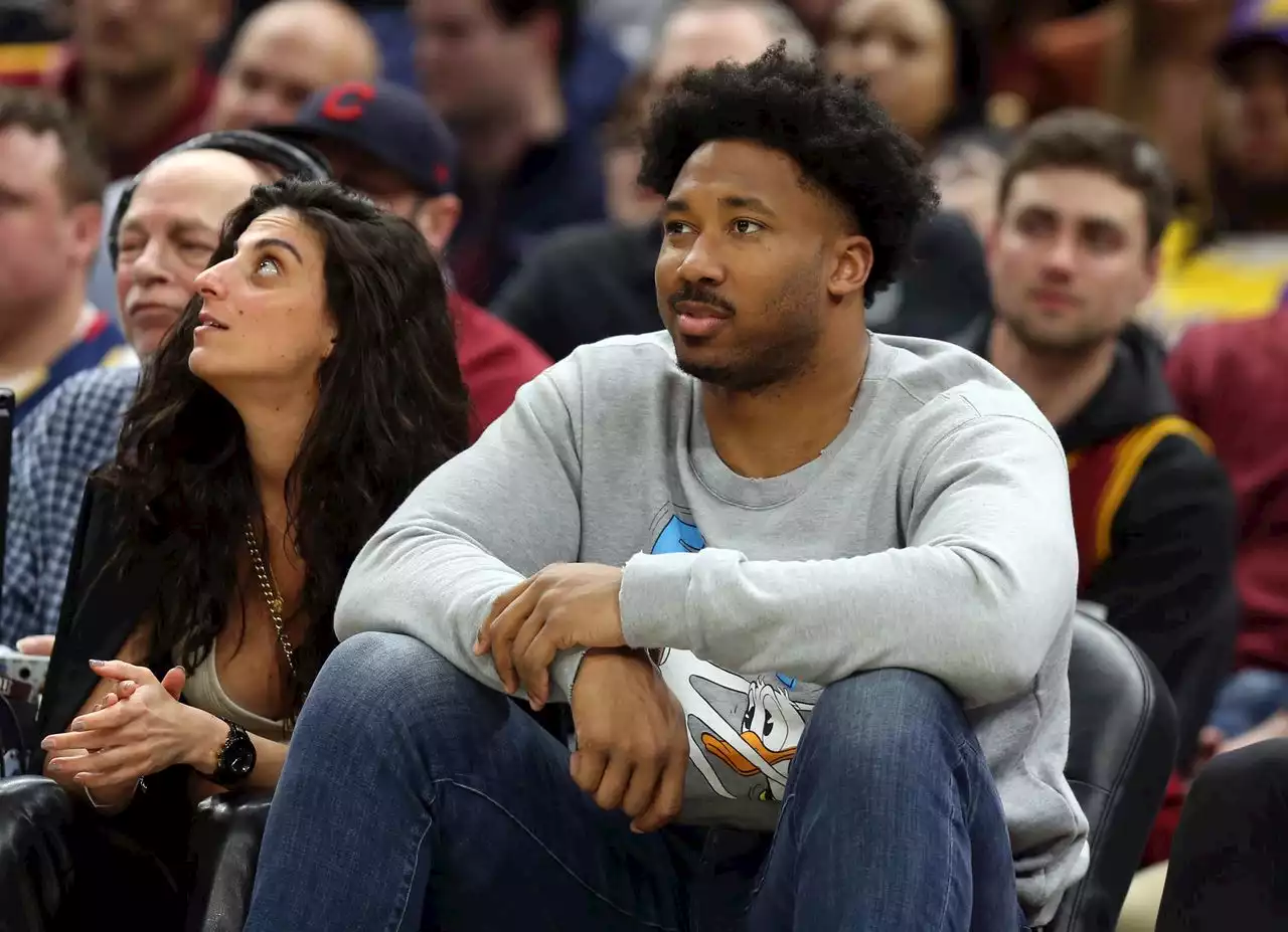 Browns star Myles Garrett dunks with Cleveland Cavaliers ahead of summer league game Sunday night