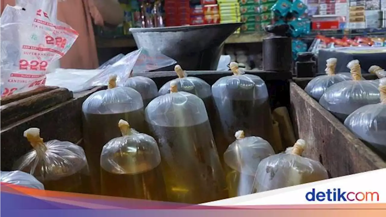 Pedagang Tak Jual Minyak Goreng Curah di Pasar Tebet Barat, Kenapa Ya?