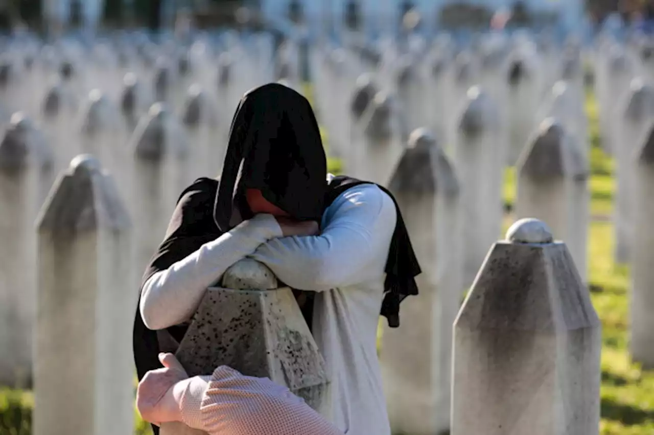 Nyopdagede ofre for Srebrenica-massakre stedt til hvile