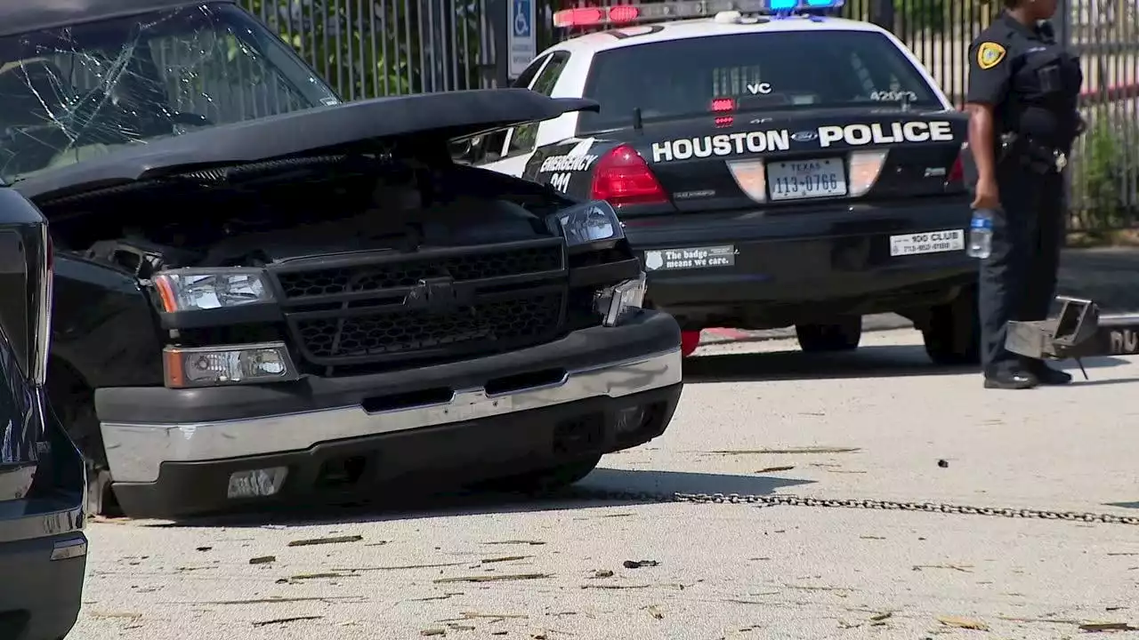 Speeding driver killed after crashing into pole in southwest Houston