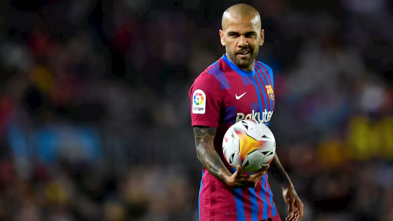 Dani Alves Sakit Hati: Barcelona Enggak Peduli Pada Orang Yang Bikin Sejarah | Goal.com