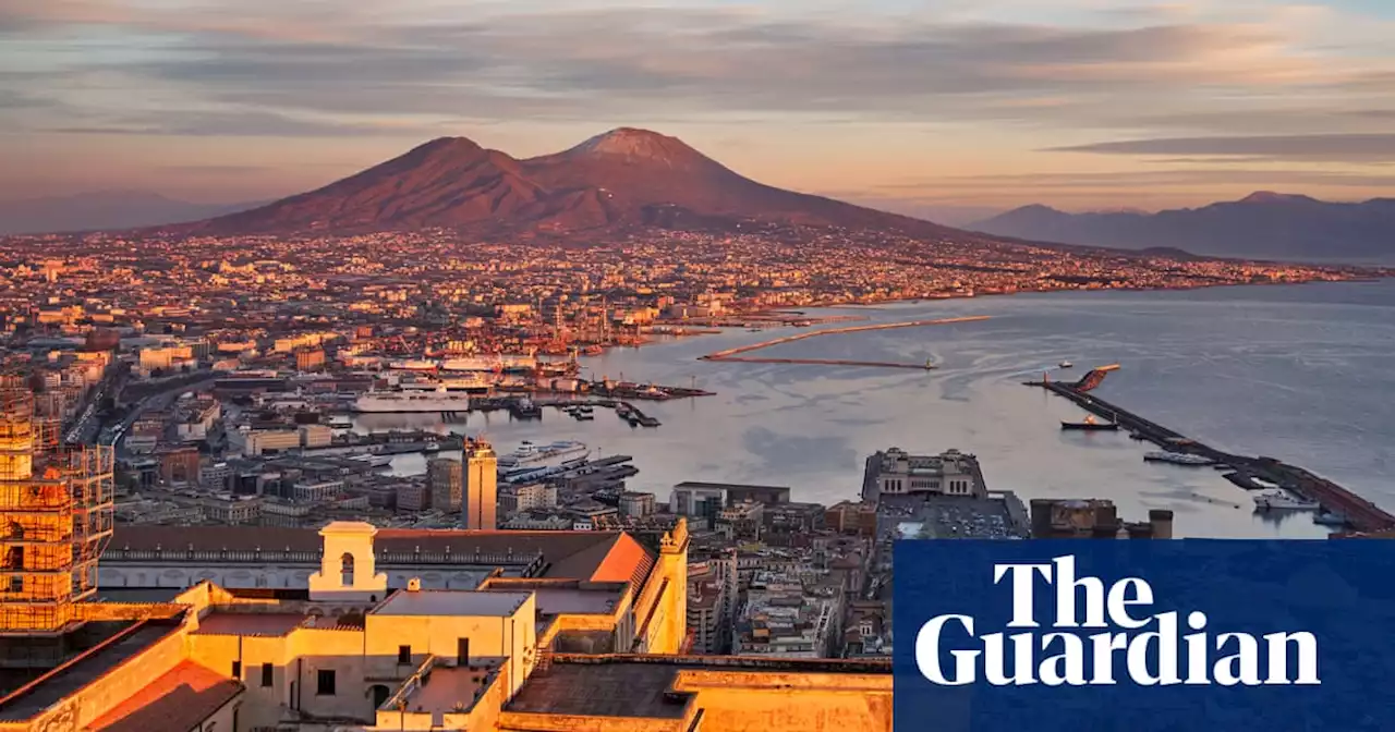 US tourist injured falling into Mount Vesuvius crater after taking selfie