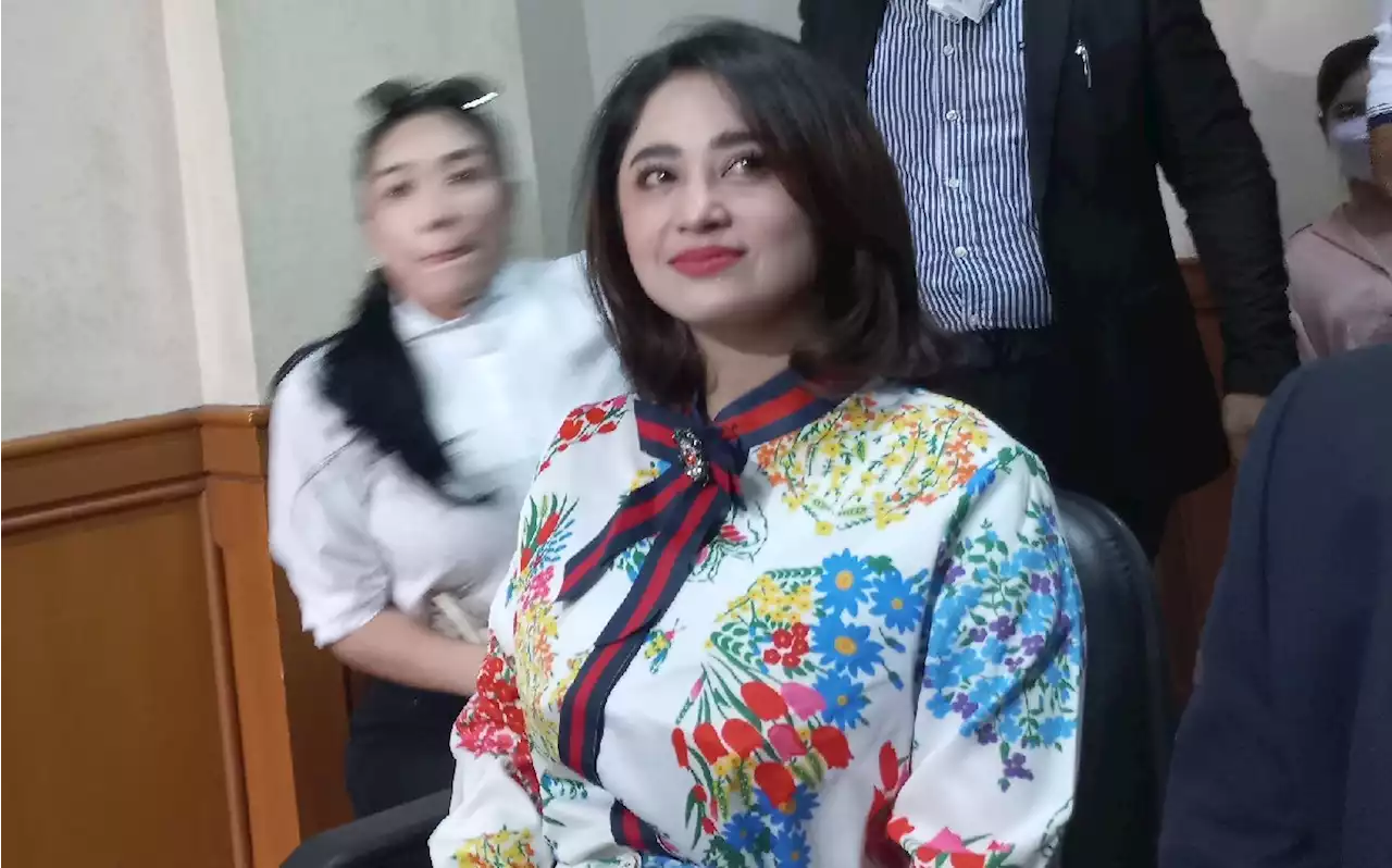 Dewi Perssik: Enggak Cukup Kamu Ambil Uang Saya Sekian Banyak?