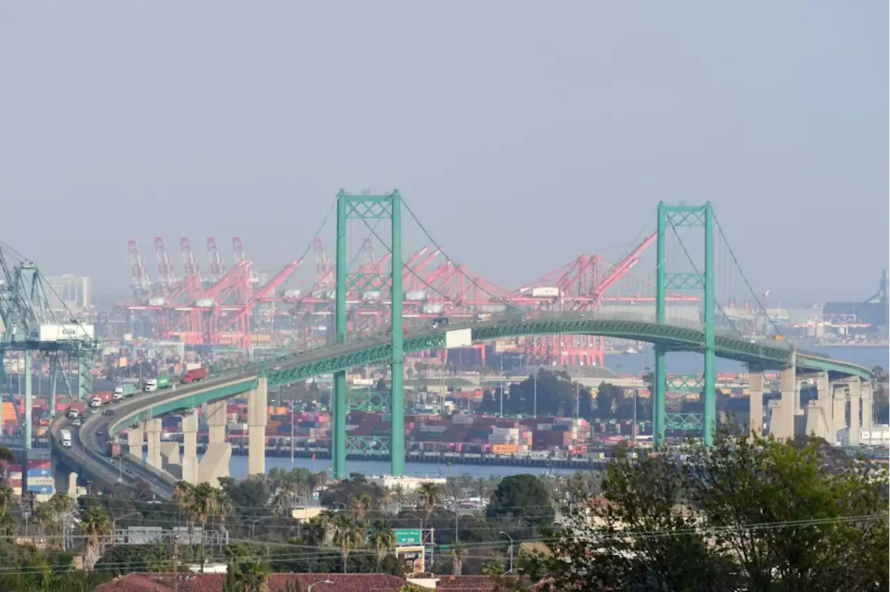 Man climbs to top of Vincent Thomas Bridge in San Pedro