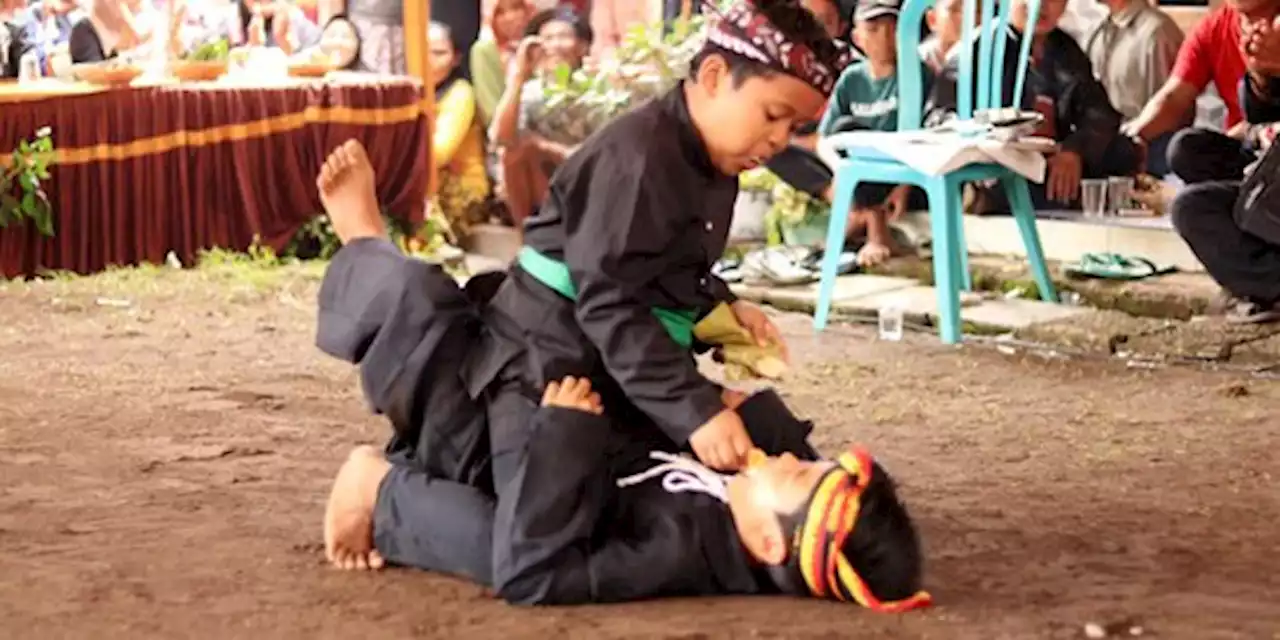 Tradisi Pencak Sumping saat Iduladha di Banyuwangi, Pemenang Sumpal Lawan dengan Kue | merdeka.com