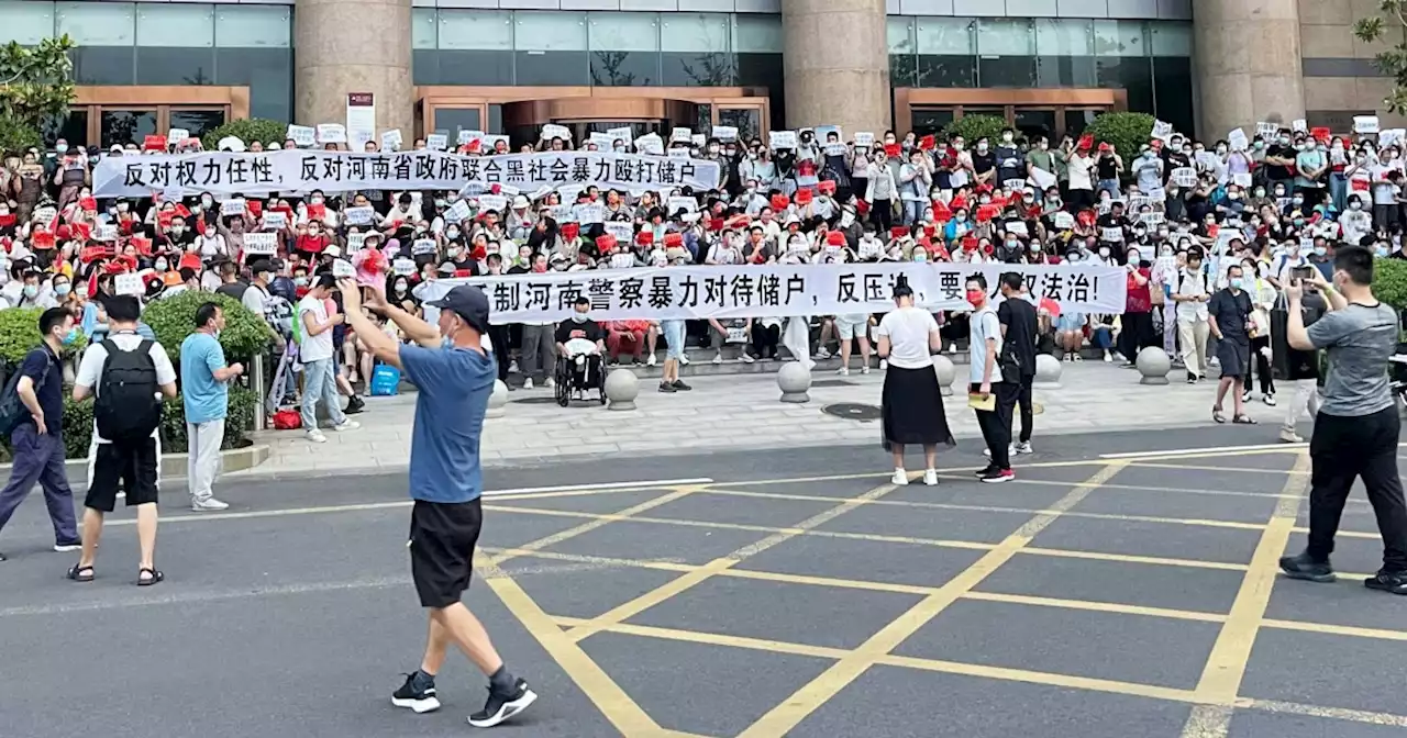 Angry Chinese bank depositors face police in protest