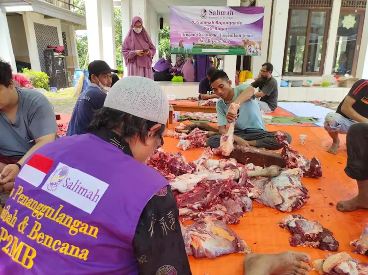 Salimah Bojonggede Sembelih 3 Ekor Sapi dan 2 Kambing |Republika Online