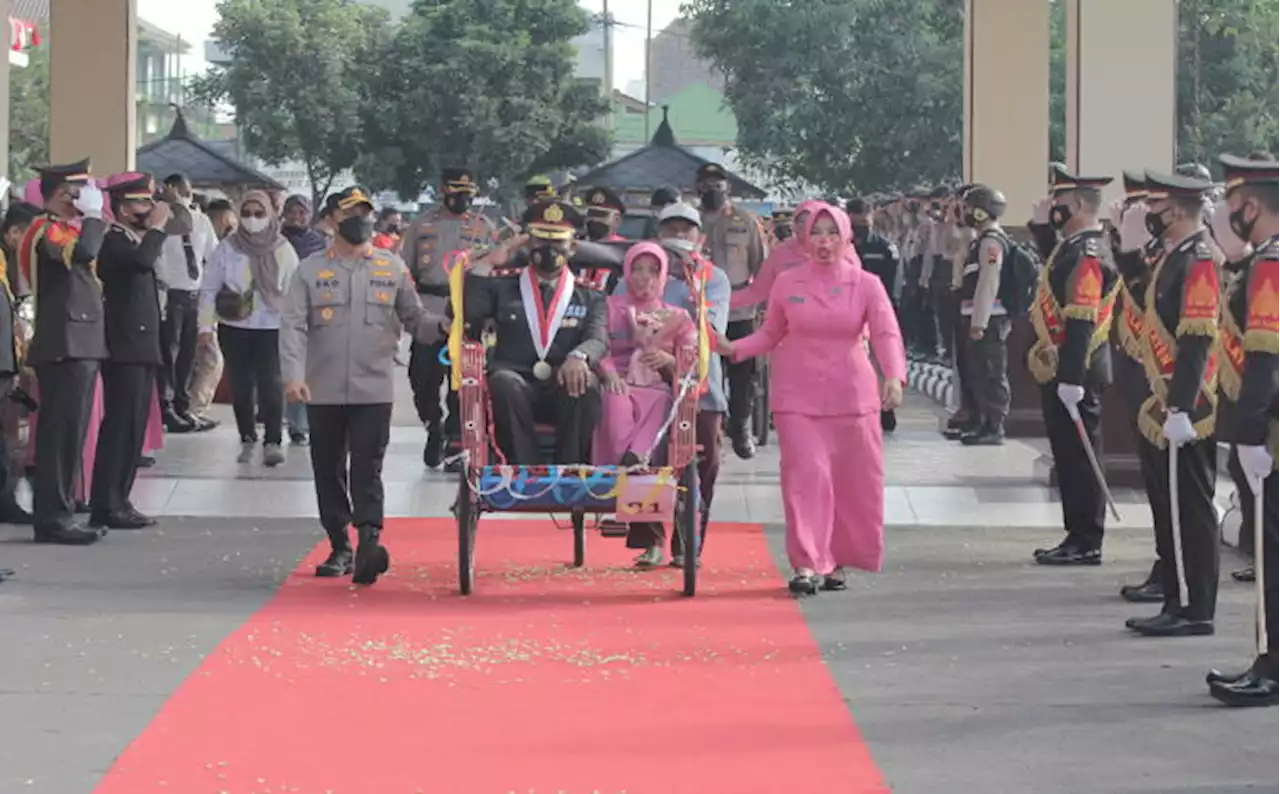 Masuki Purnabakti, 21 Personel Polres Klaten Diarak Naik Becak