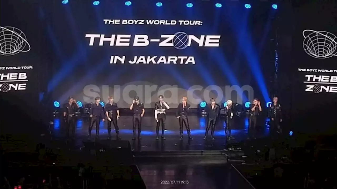 Buka Konser di Jakarta, The Boyz Gombal ke Penggemar: Halo Sayang, Suaranya Mana?