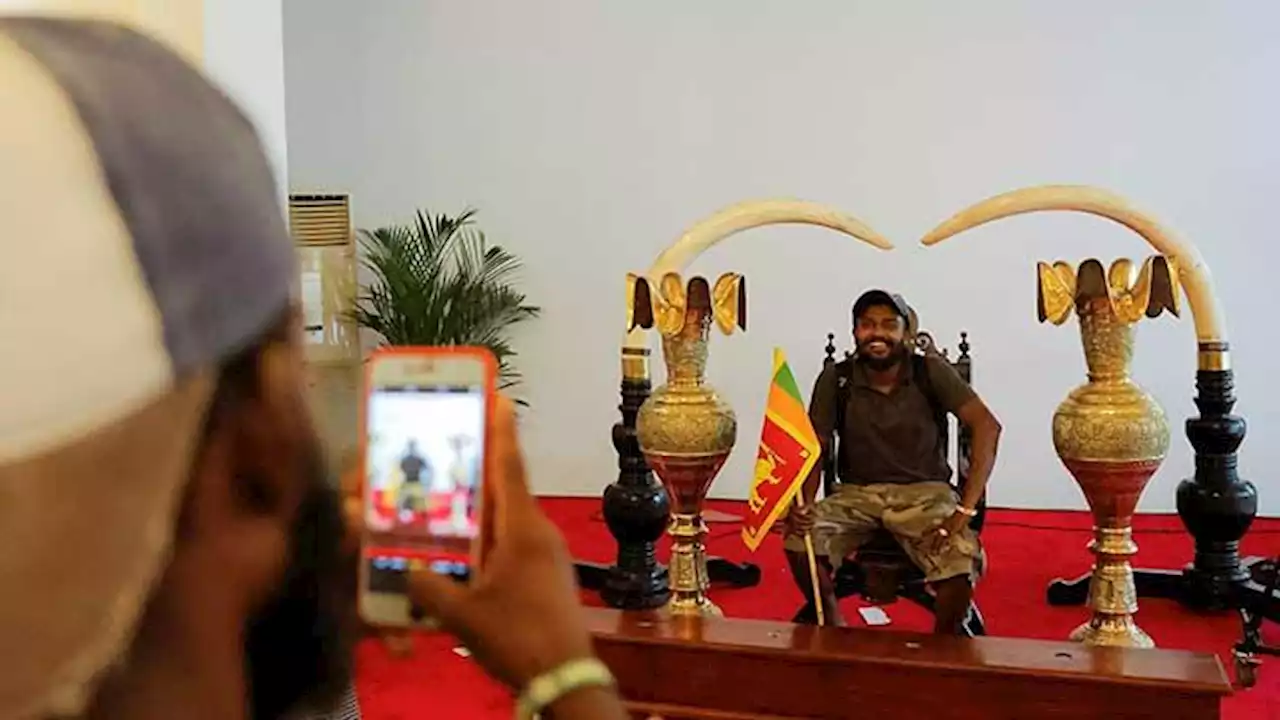 Gaya Para Demonstran saat Mengusai Rumah Presiden Sri Lanka