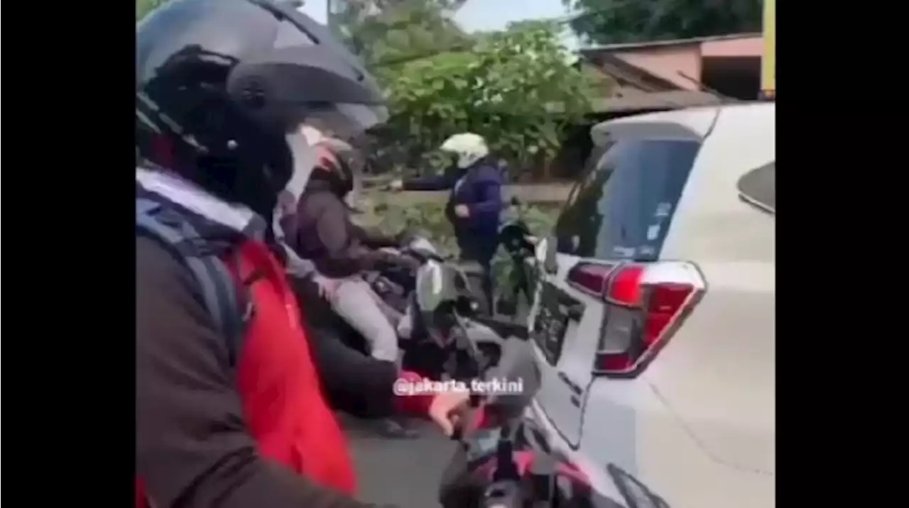 Viral Pengendara Motor Acungkan Senjata, Kapolsek Cakung Pastikan Penodong Pistol Adalah Polisi