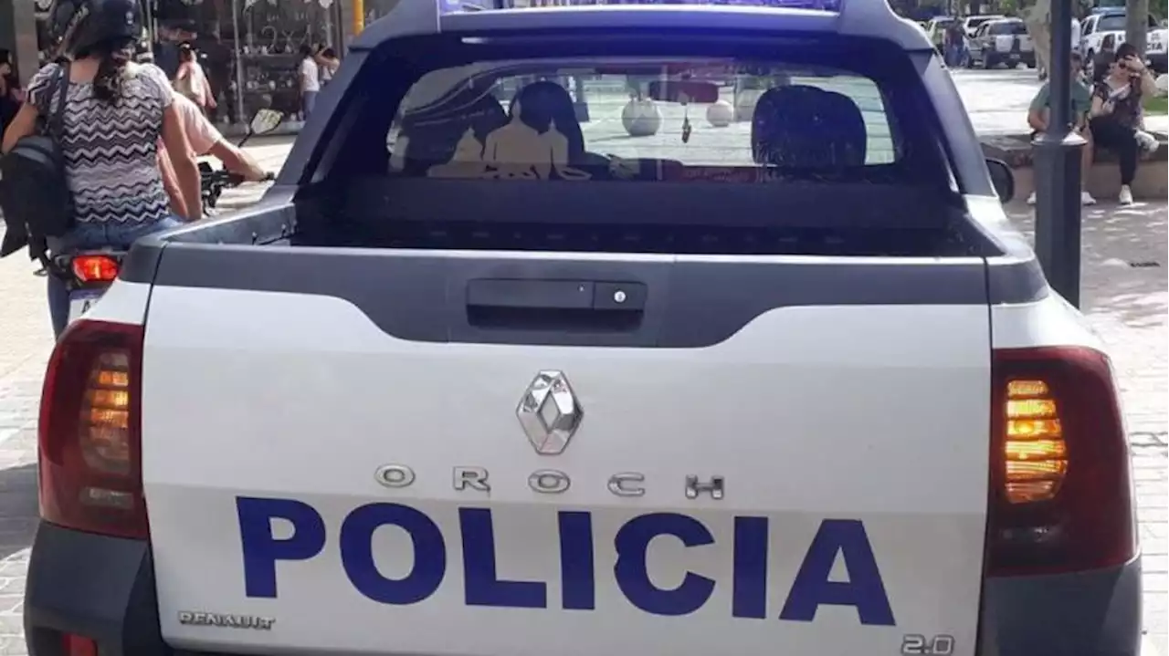 Un hombre que llevaba un arma en la cintura quiso bajar de su camioneta, se disparó accidentalmente y murió