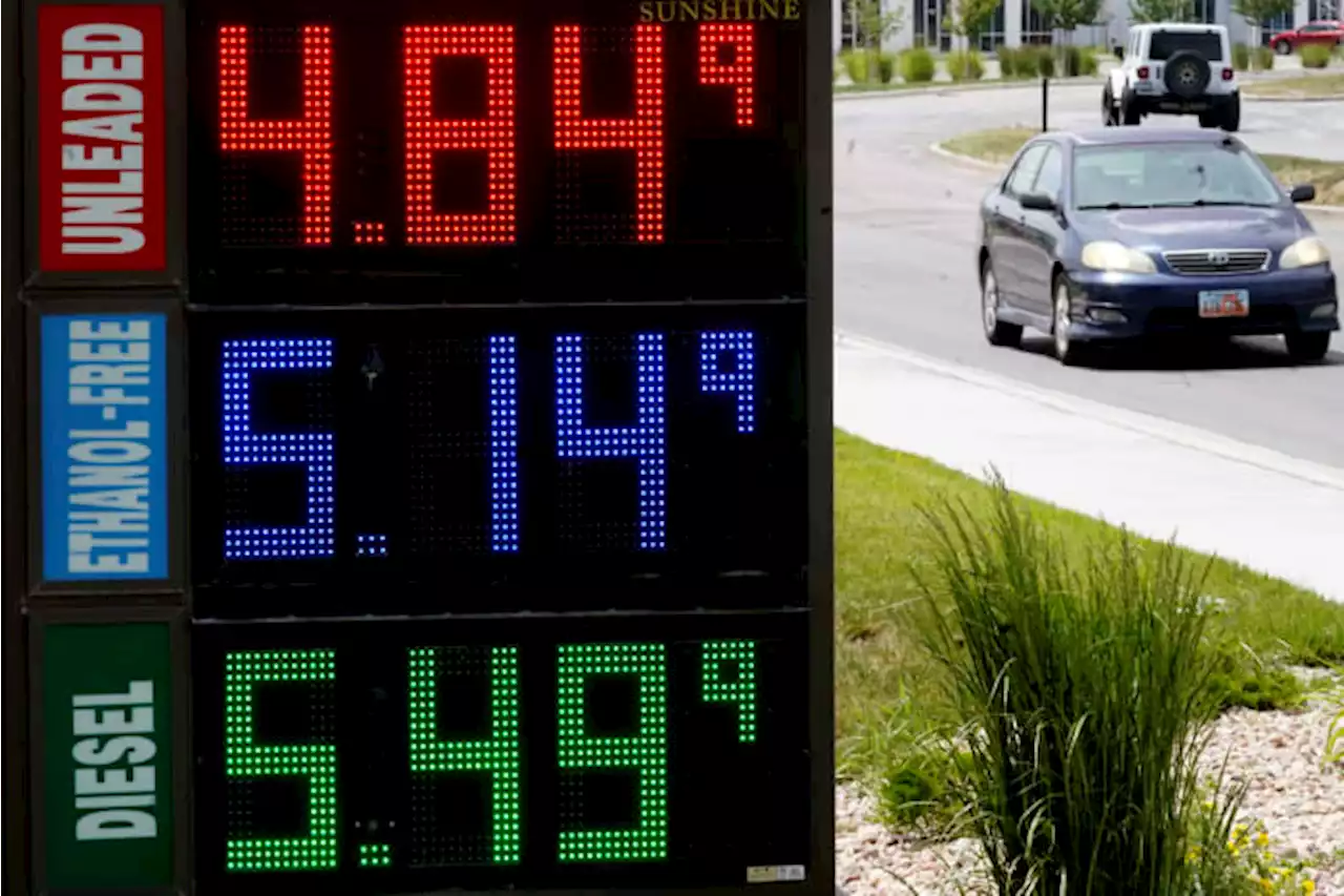 Average US gasoline price falls 19 cents to $4.86 per gallon