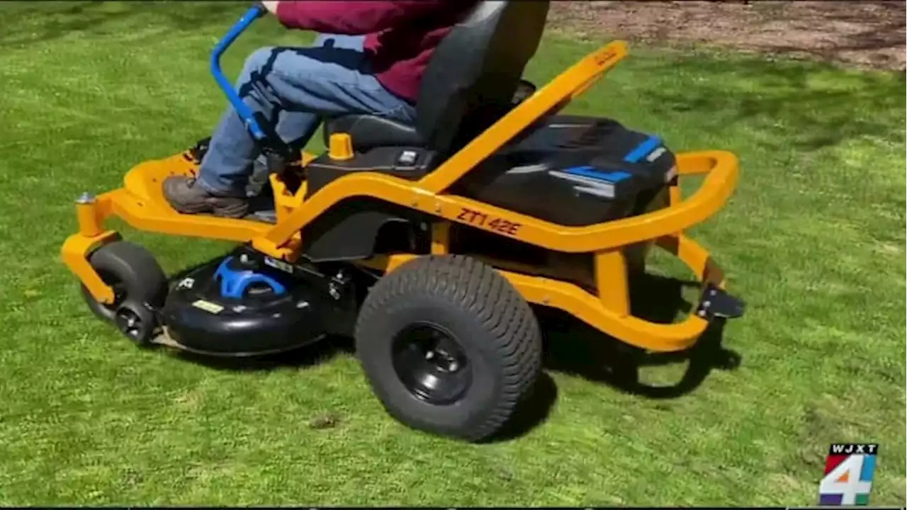 Florida man tries to flee deputies on a riding lawn mower