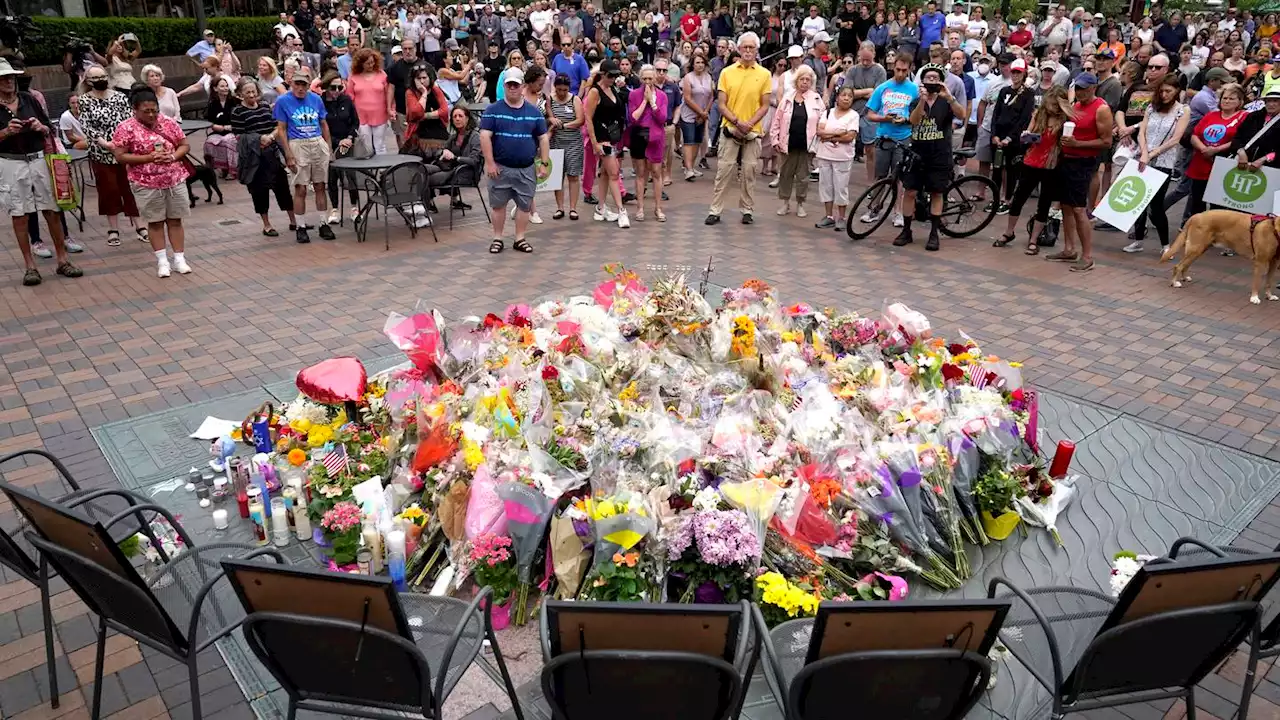 Week after July 4 parade shooting, a moment of silence