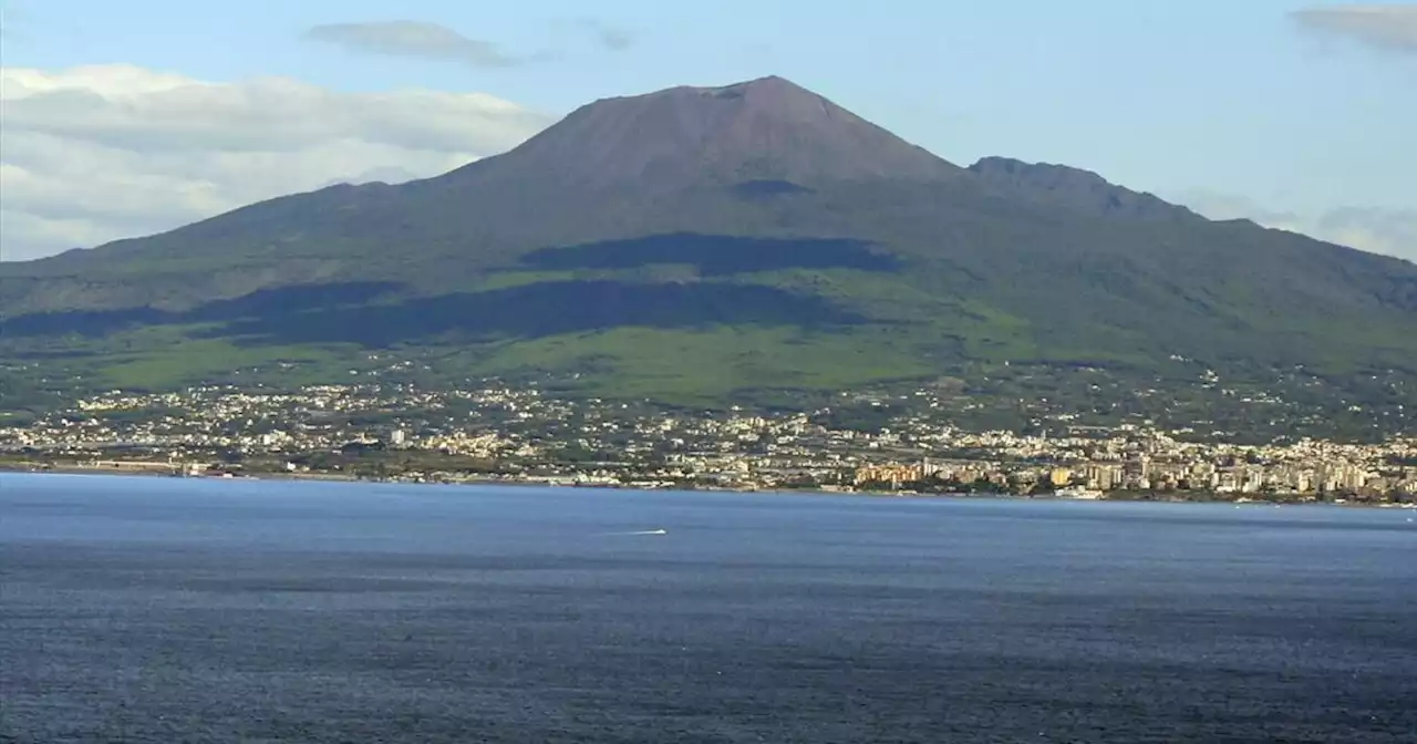 US tourist reportedly falls into Mount Vesuvius after trying to take selfie