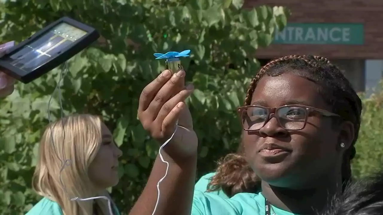 Group of all female high school juniors, seniors take part in STEM program at Drexel University