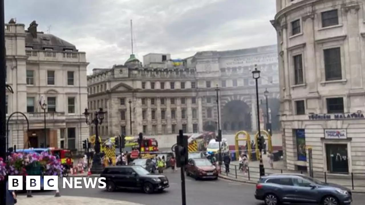 Pub basement fire sends smoke across Trafalgar Square