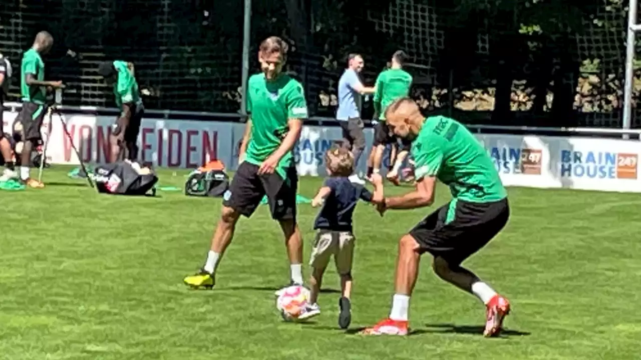 Hannover 96: Lukas Hinterseer und Louis Schaub kicken mit Nino (4)