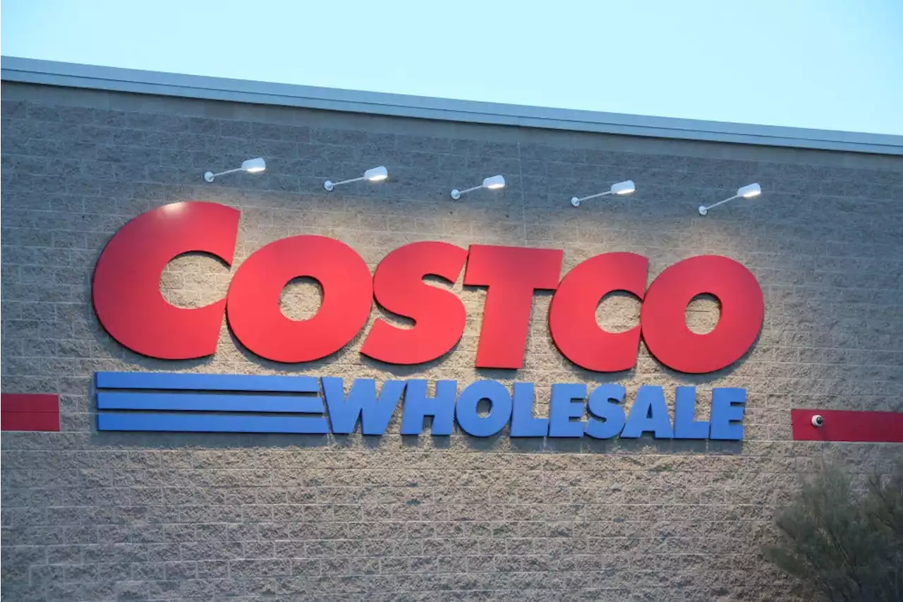 Costco Boss Confirms Hot Dogs Will Stay the Same Price Amid Inflation