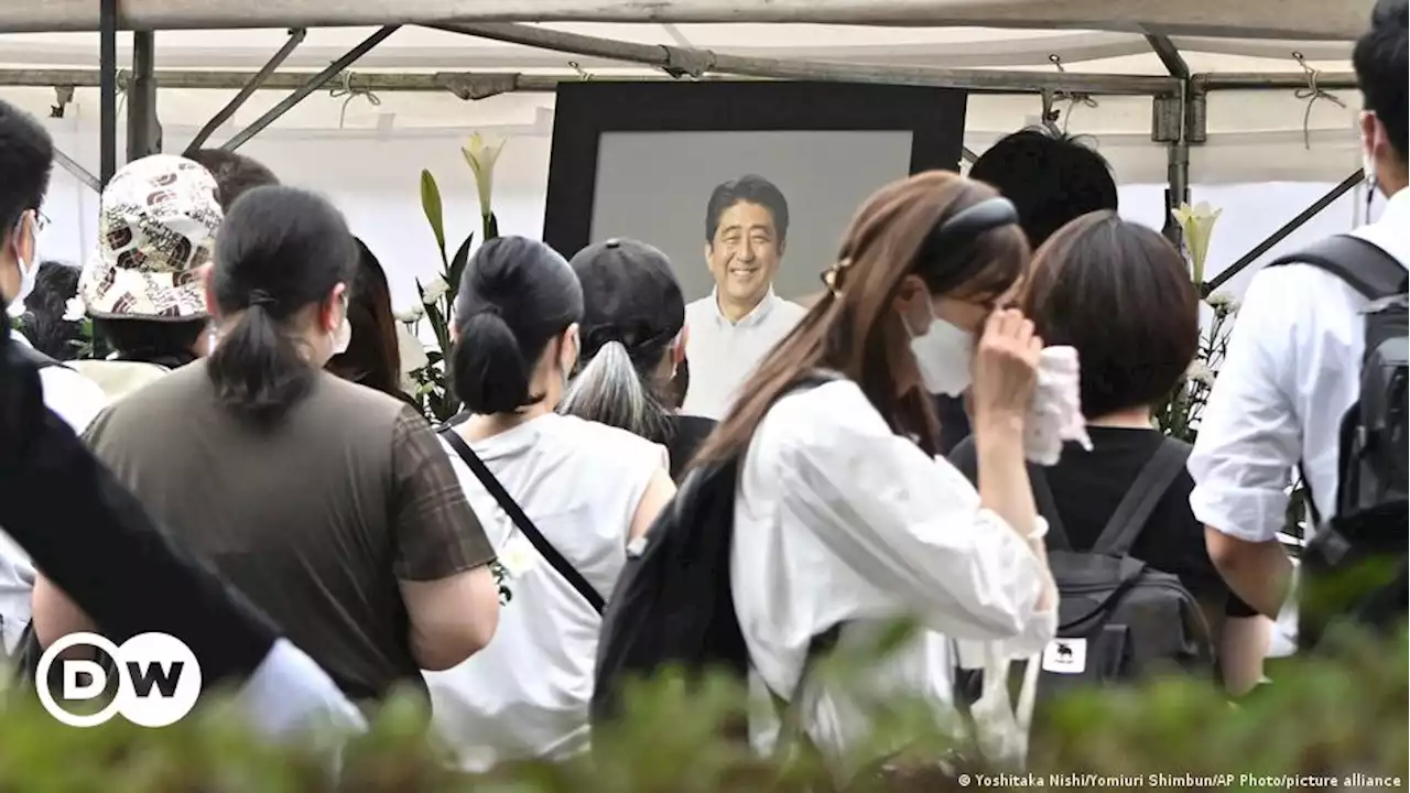 Ex-Ministerpräsident Shinzo Abe in Tokio beigesetzt | DW | 12.07.2022