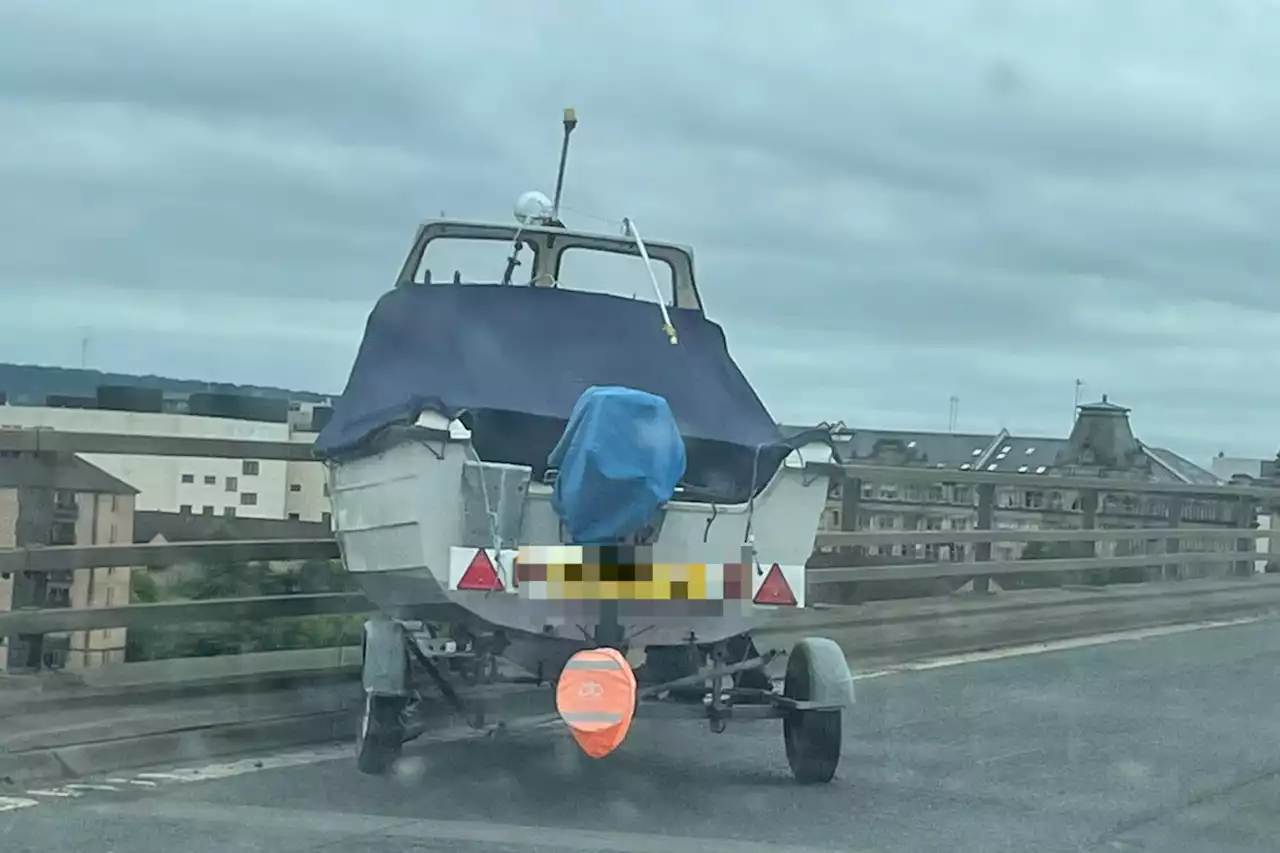 Drivers 'swerving' as a BOAT is left in middle of Kingston Bridge