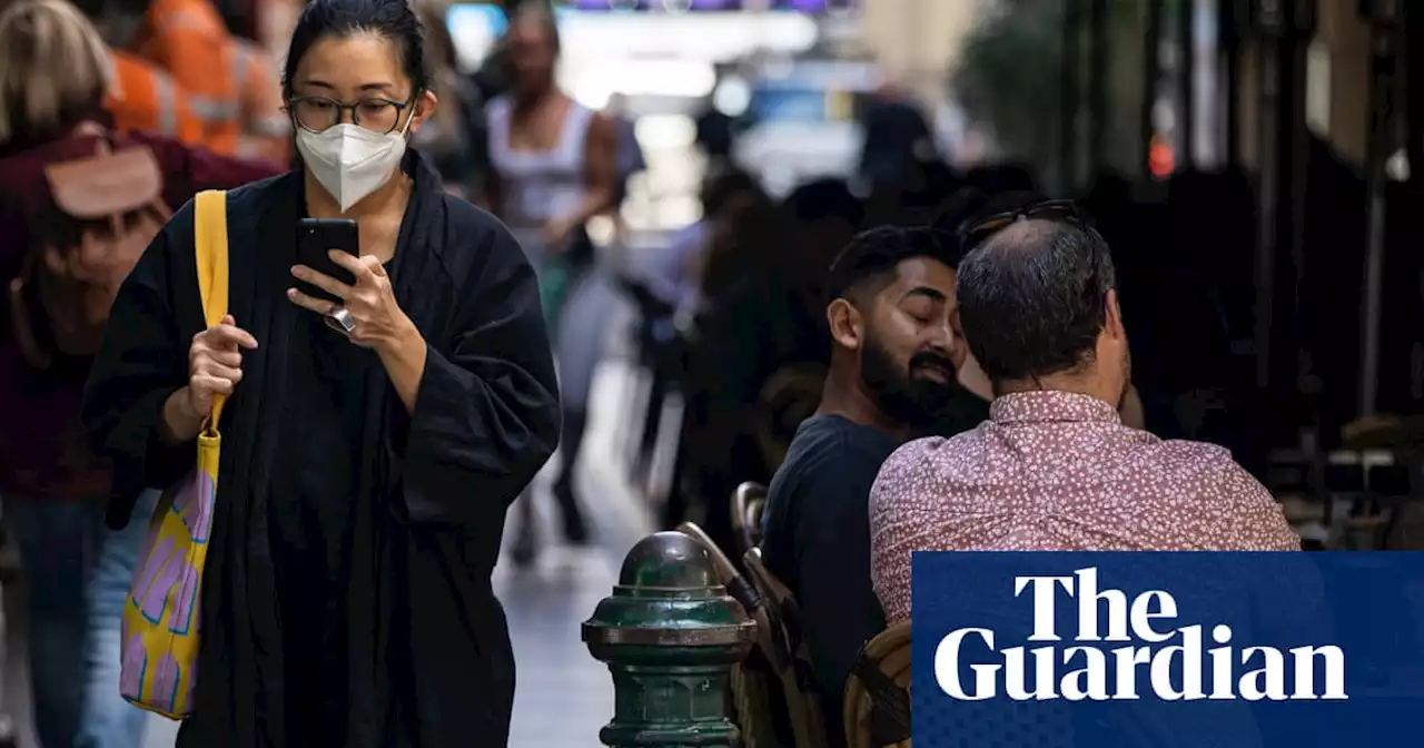 Victoria urges face masks indoors as states adapt to worsening Covid wave