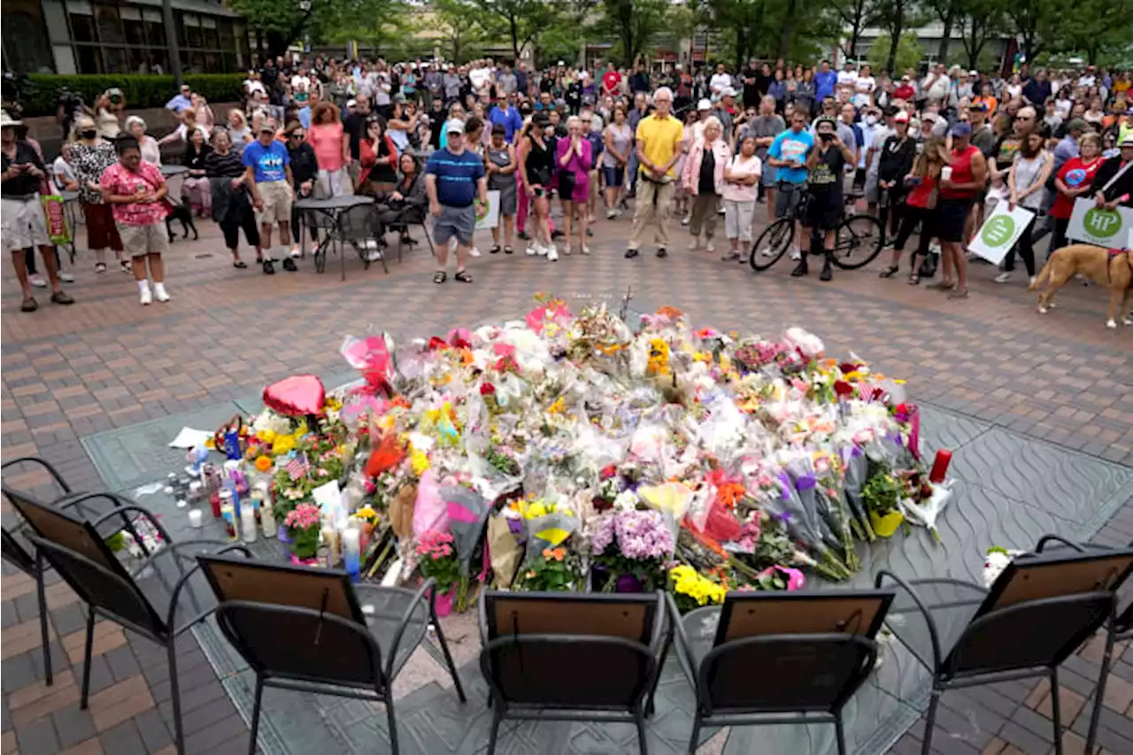 Week after July 4 parade shooting, a moment of silence