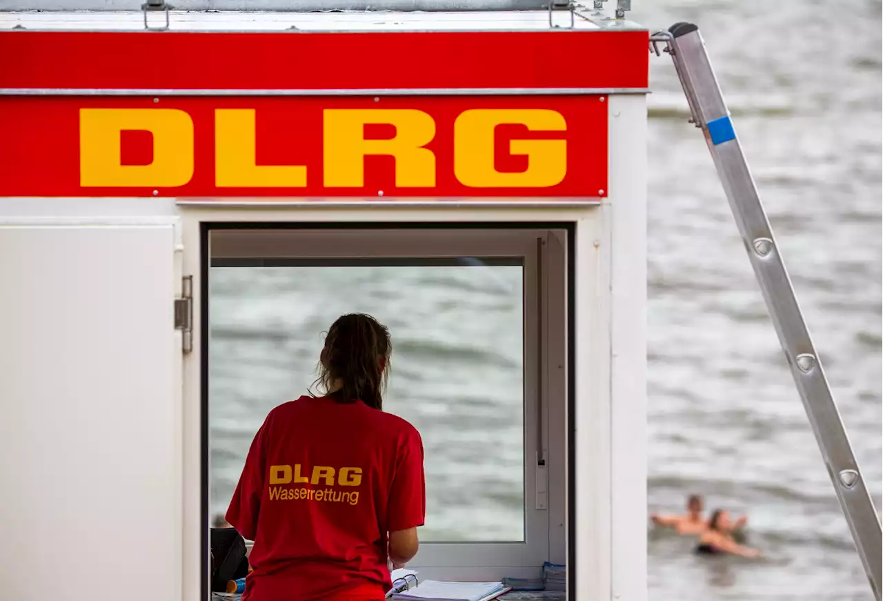 Frau geht in Ostsee baden und treibt plötzlich leblos im Wasser