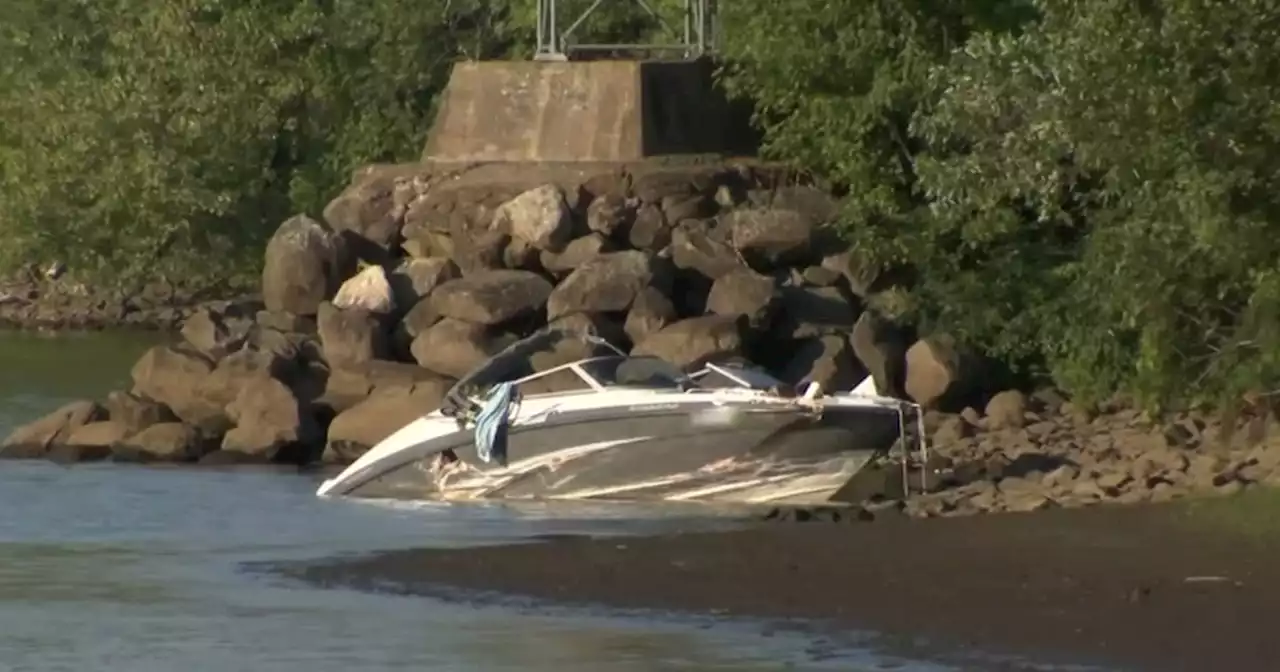 1 dead, 7 injured after boat crashes into shore of Connecticut River