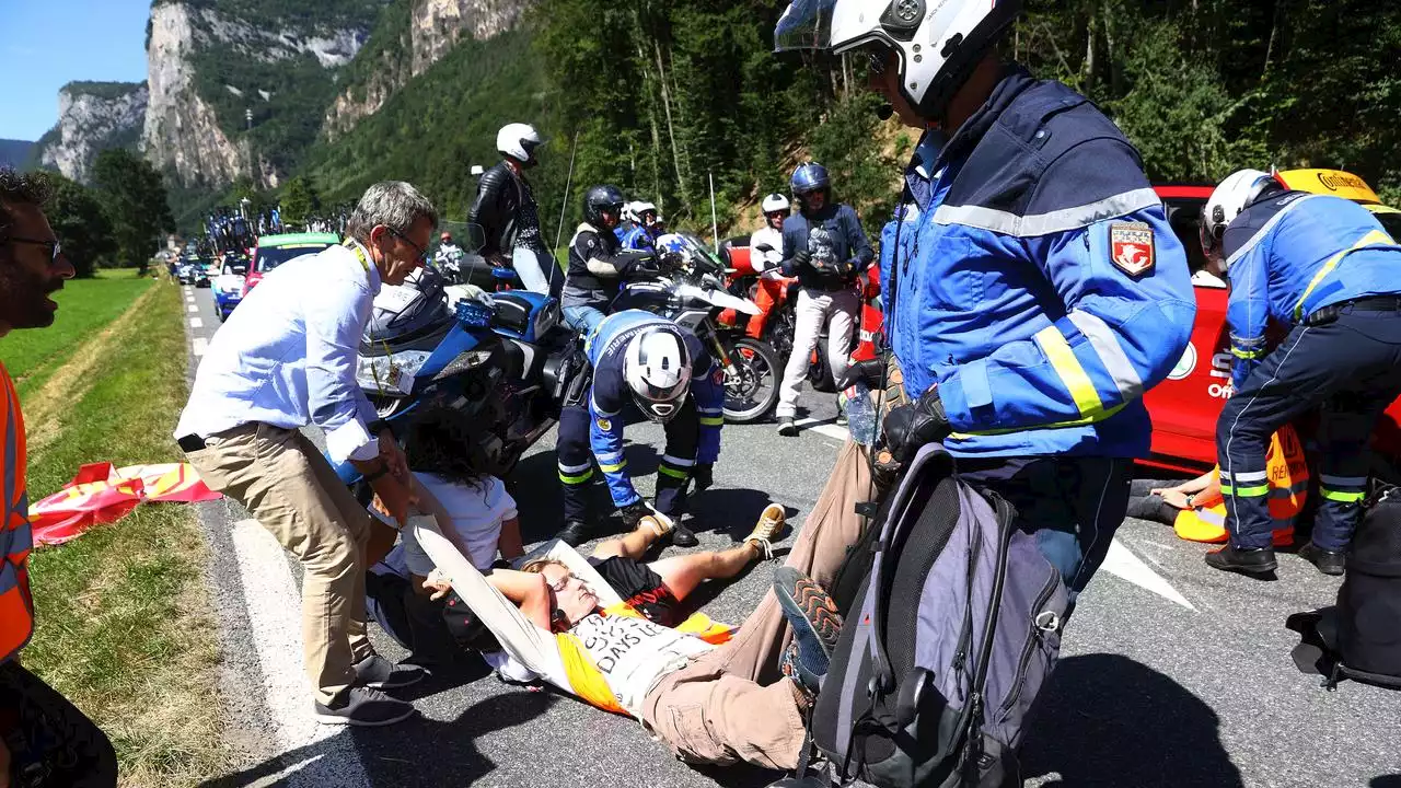 Tour-etappe tijdelijk stilgelegd vanwege protest op parcours