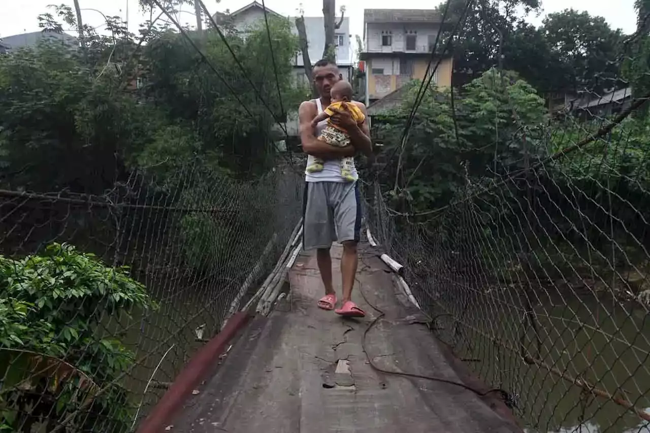 FOTO: Kondisi Jembatan Gantung Bambon Srengseng Sawah Tidak Terawat