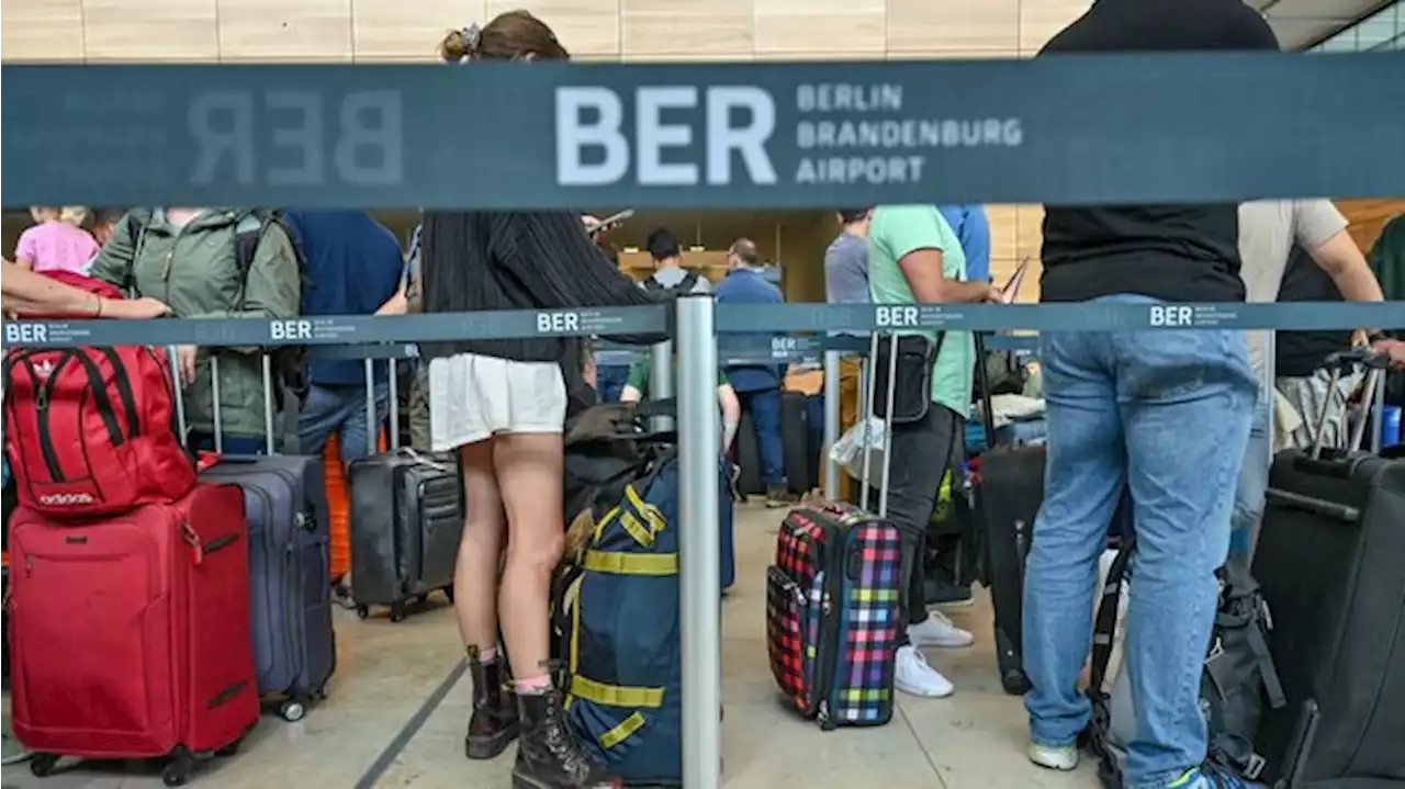 Hunderte Passagiere warten auf am BER lagernde Koffer