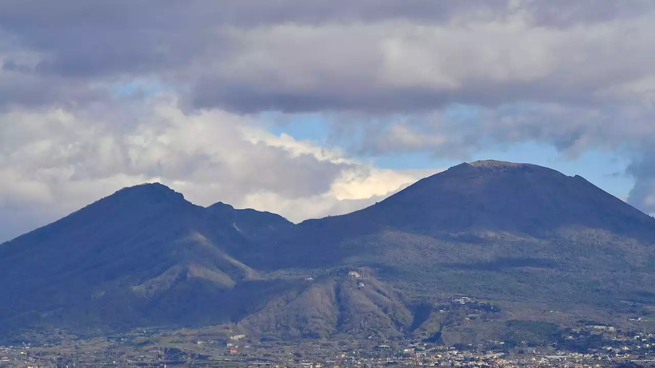 US tourist survives fall into Mount Vesuvius after reaching for phone