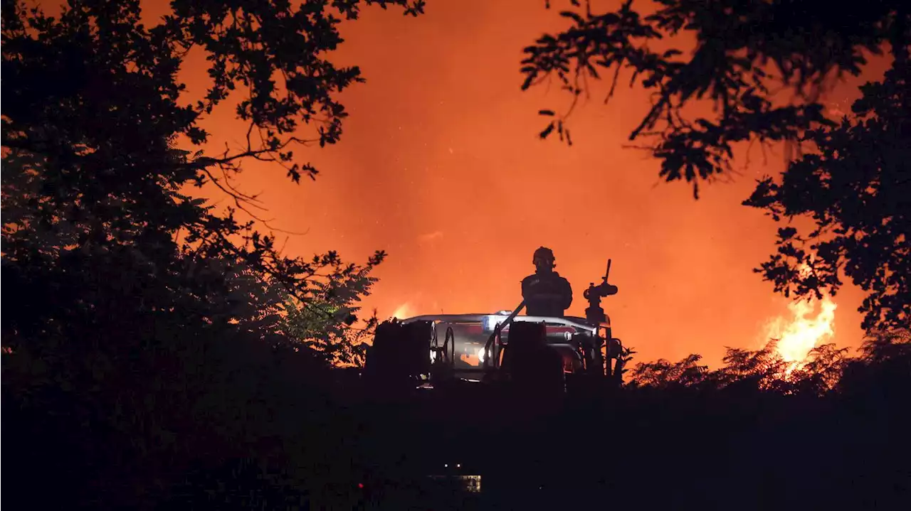 Thousands of tourists evacuated from southwestern France as wildfires rage