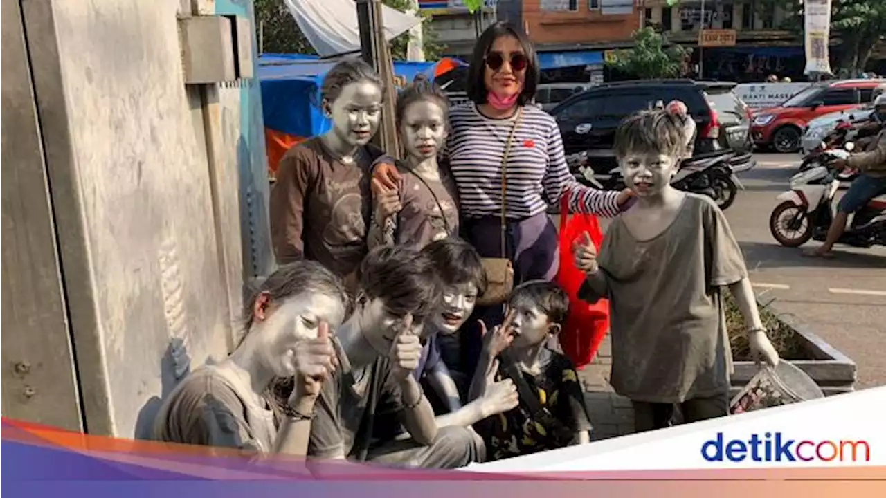 Keakraban Rezy Adisty dengan Anak-anak Manusia Silver