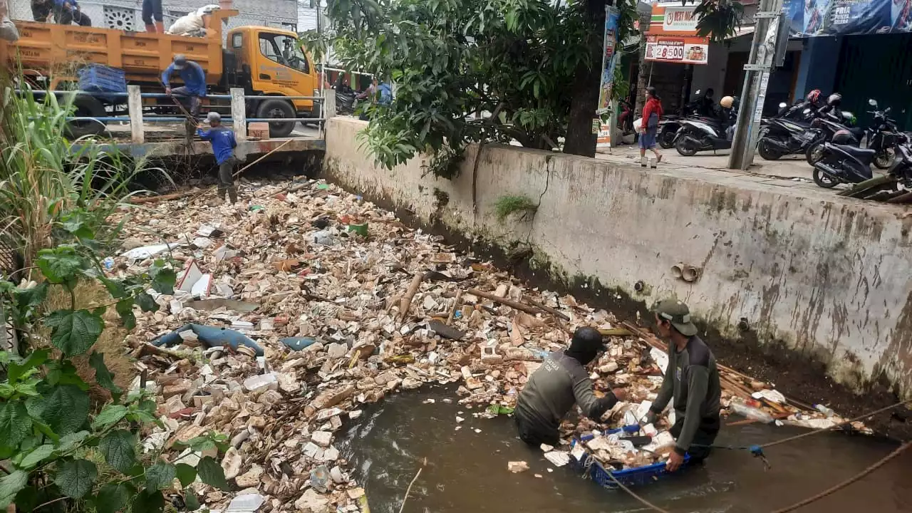 30 Personel Satgas SDA Dikerahkan Untuk Membersihkan Sampah di Kali Licin Depok