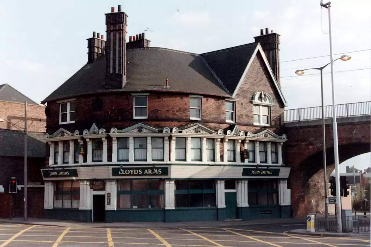 Nostalgic photos celebrate 1990s pubs in Leeds