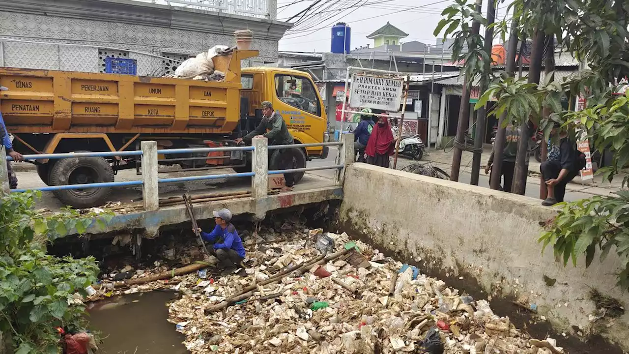 Sampah Styrofoam Penuhi Kali di Depok