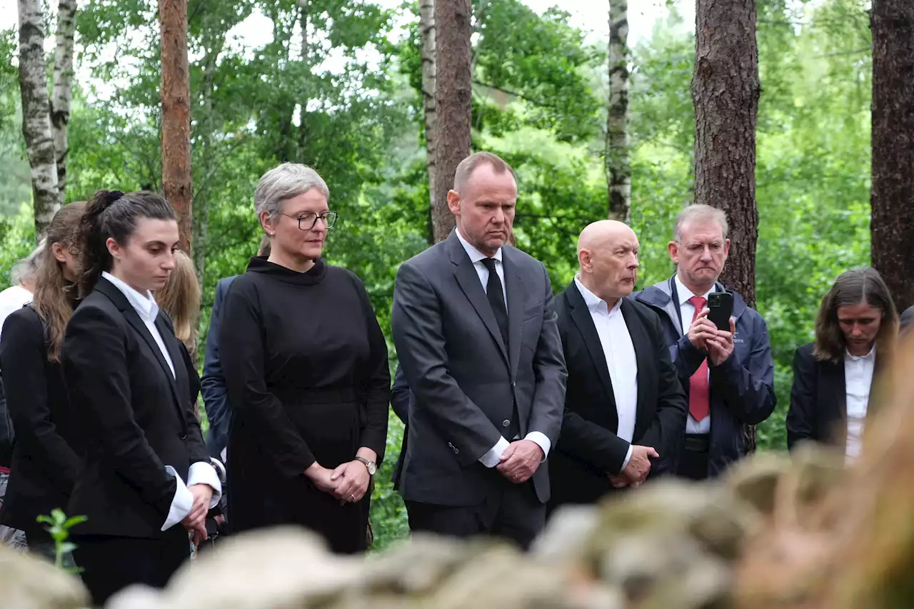 Am Schauplatz des Massakers von Józefów: Innensenator Andy Grote ist tief bewegt