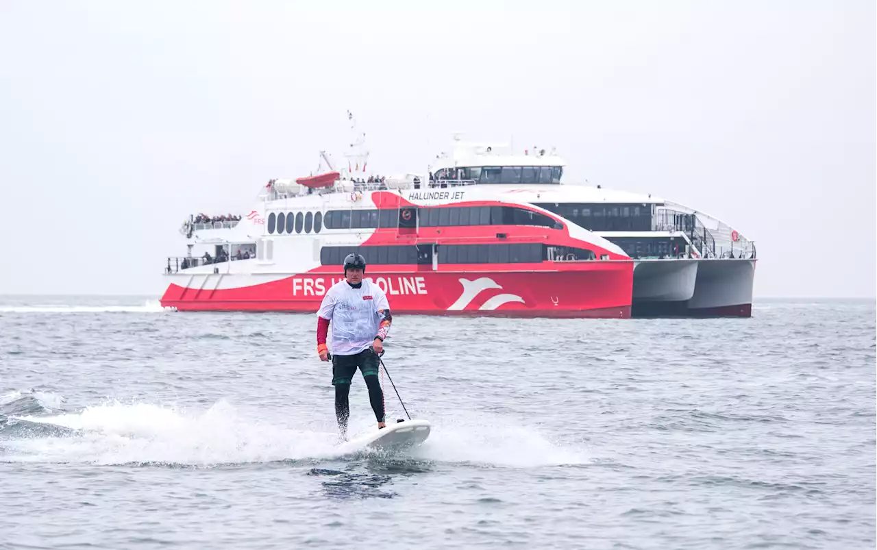 Bürgermeister mit Elektro-Surfbrett gegen Katamaran: Wer ist schneller?